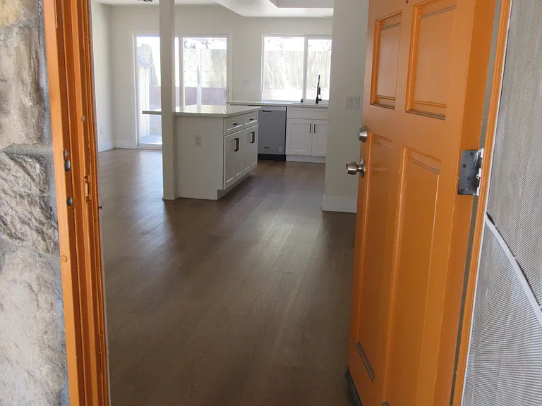 1052 W Quince St — Photo 2