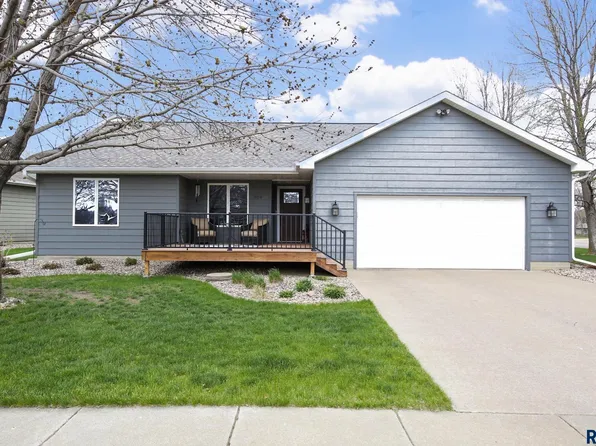 504 Sunset Cir, Lennox, SD 57039