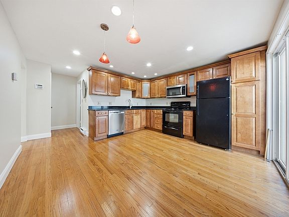 4th image of 10 Erick Rd APT 32