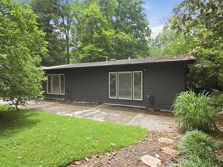 546 Allen Rd NE #B — Photo 1