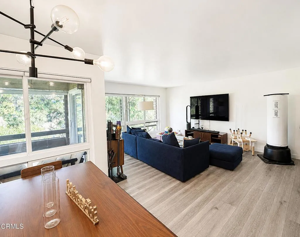 2 bed, 2.0 bath, 1071 sqft, $3,900 — Photo 2
