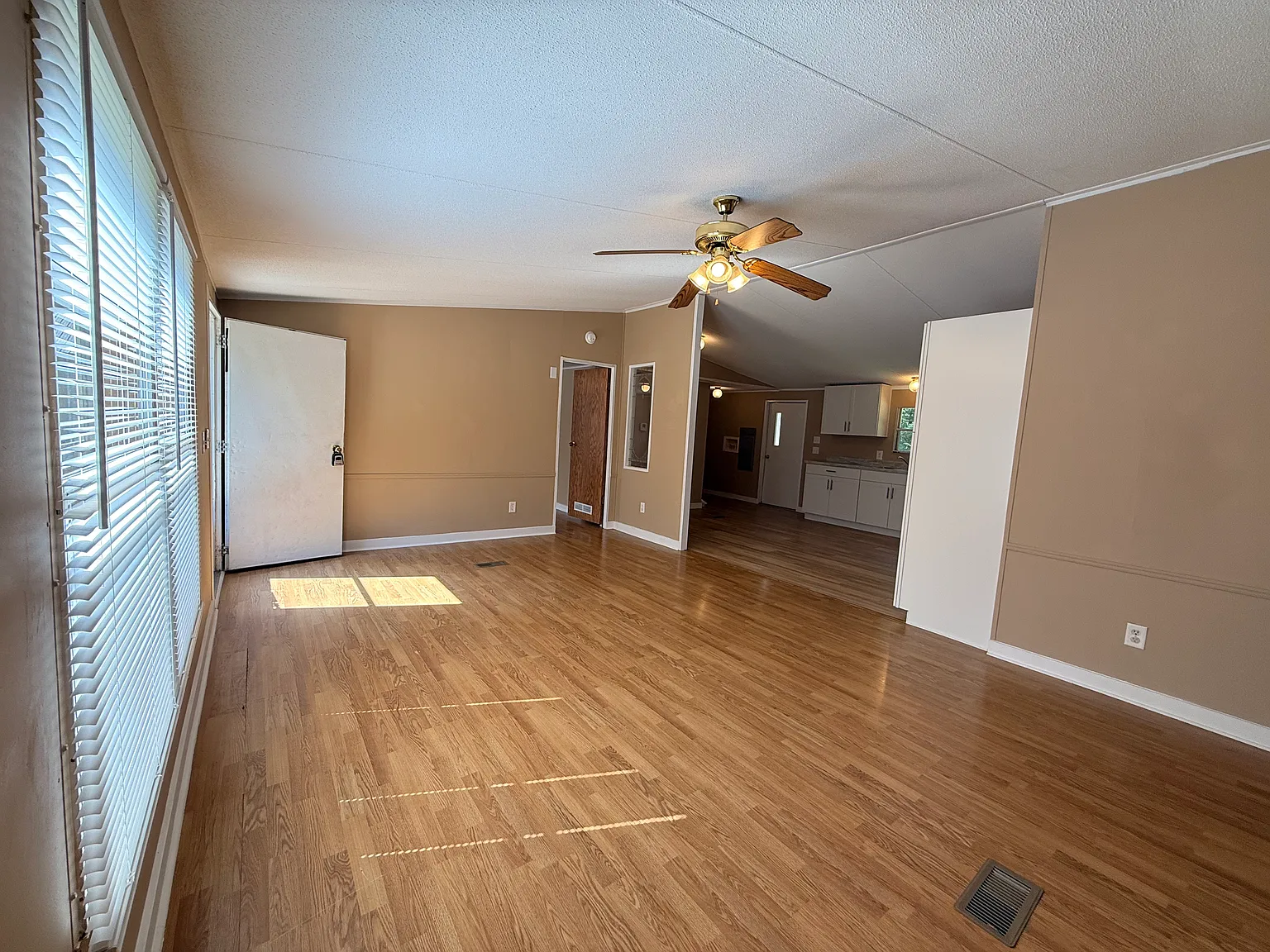 4 bed, 2000 sqft, $2,000 — Photo 3