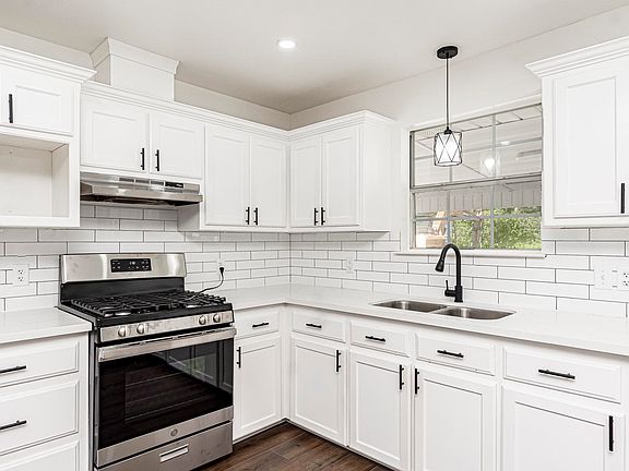 2nd image of 4401 Giordano St