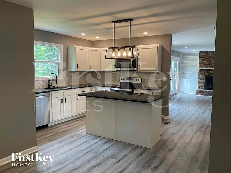 816 Broadview Dr — Photo 5