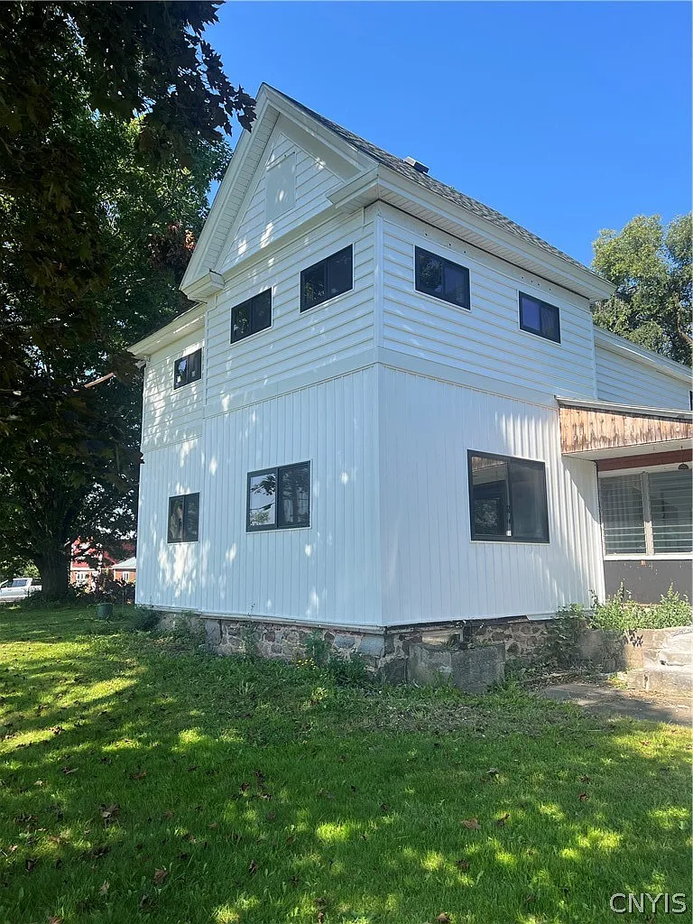4 bed, 2.0 bath, 2222 sqft, $2,500 — Photo 3