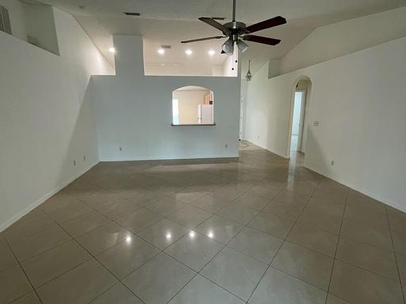 5th image of 18 Pittwick Ln