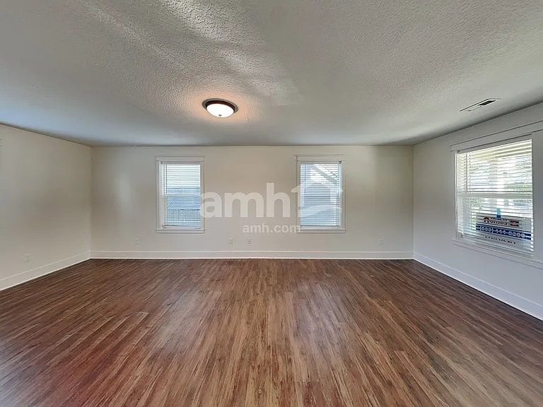 1027 E 16th St — Photo 5