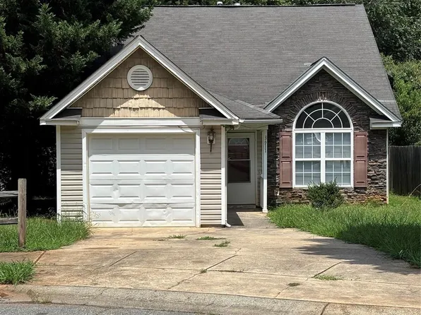 3611 Maggie Laney Dr, Charlotte, NC 28216