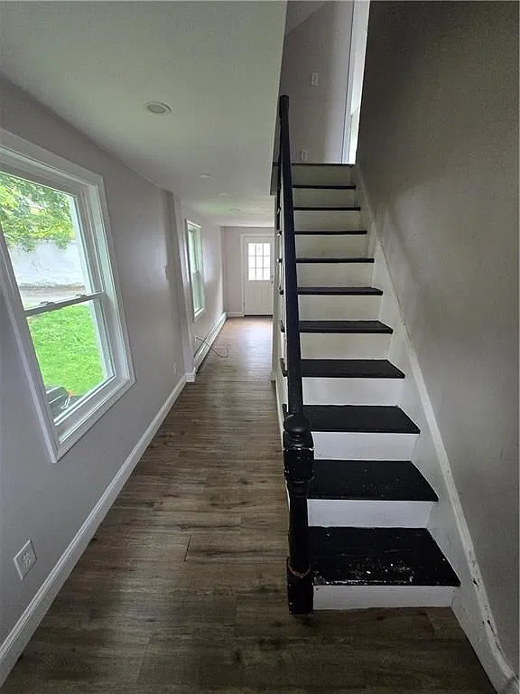 3 bed, 1.0 bath, 1250 sqft, $2,500 — Photo 3