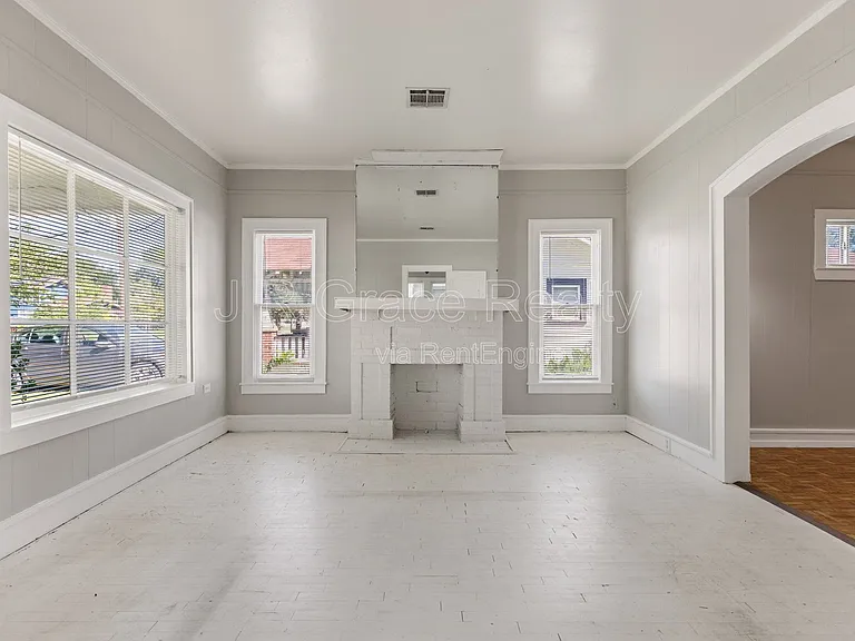 609 E Walker St — Photo 3
