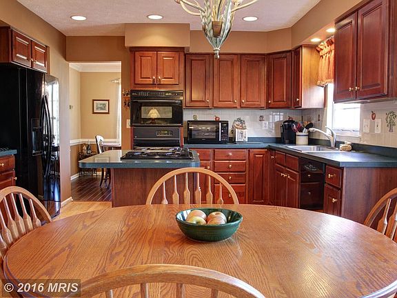 Bright, Spacious Kitchen w/recessed lighting