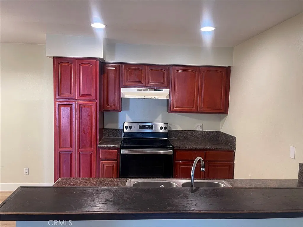 2 bed, 807 sqft, $2,200 — Photo 4