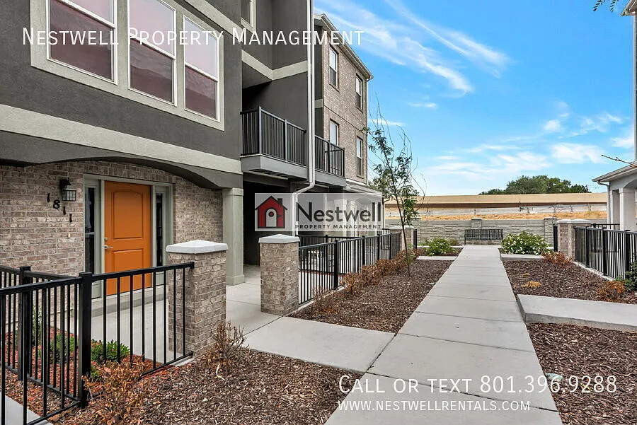 Beautiful 3 floor Townhome in Riverton — Photo 3