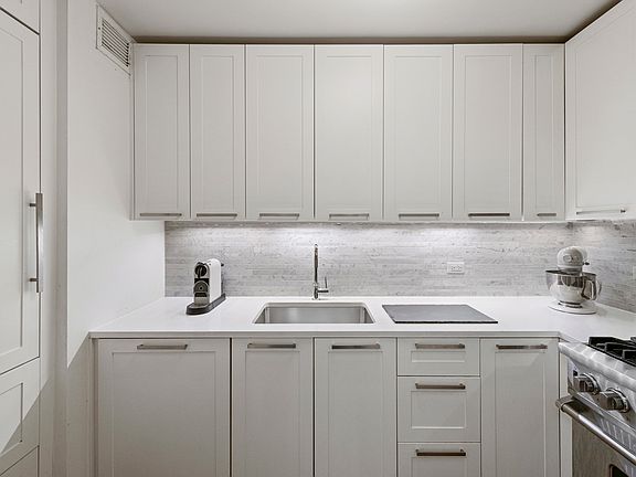 3rd image of 200 E 94th St APT 1215