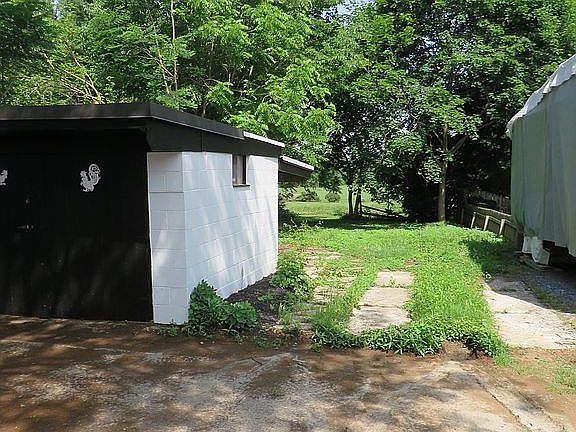 4th image of 125 Manor Ave