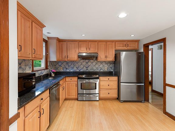 4th image of 10 Cedar Ridge Dr