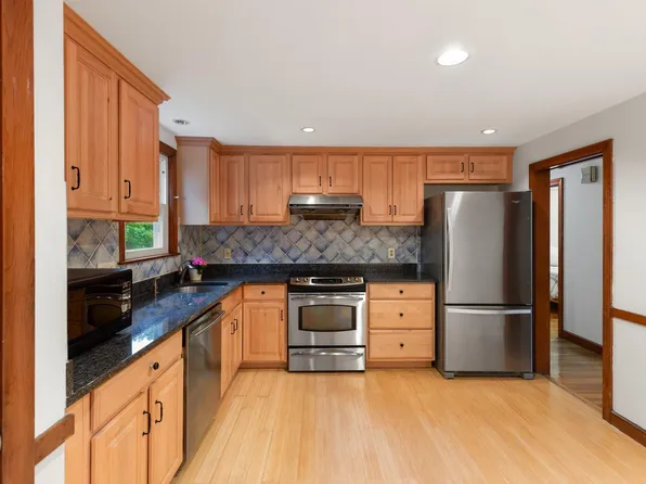 10 Cedar Ridge Dr, Bedford, MA 01730
