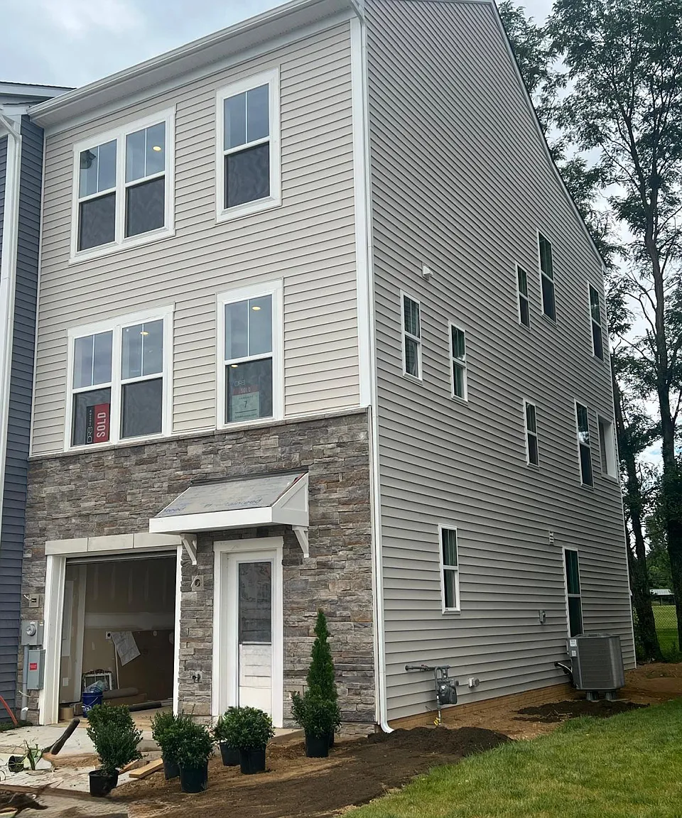 4 bed, 3.5 bath, 2065 sqft, $3,200 — Photo 3