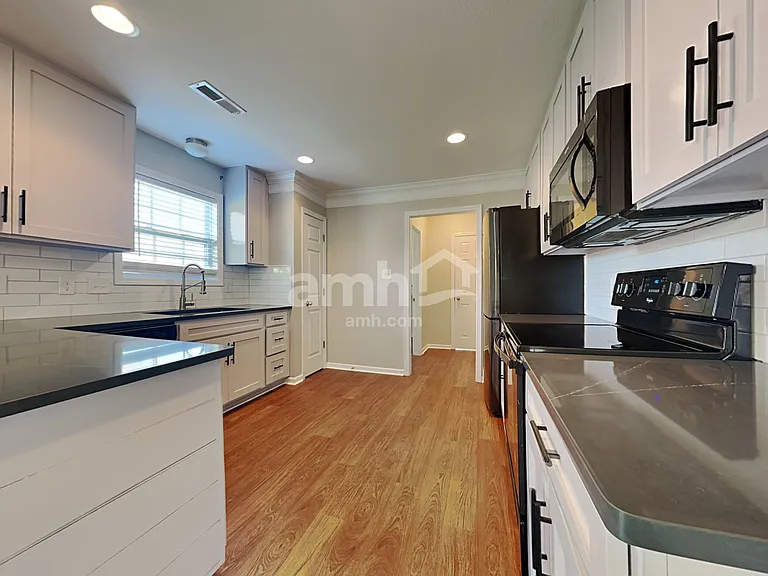 8124 Cambridge Reserve Dr — Photo 3