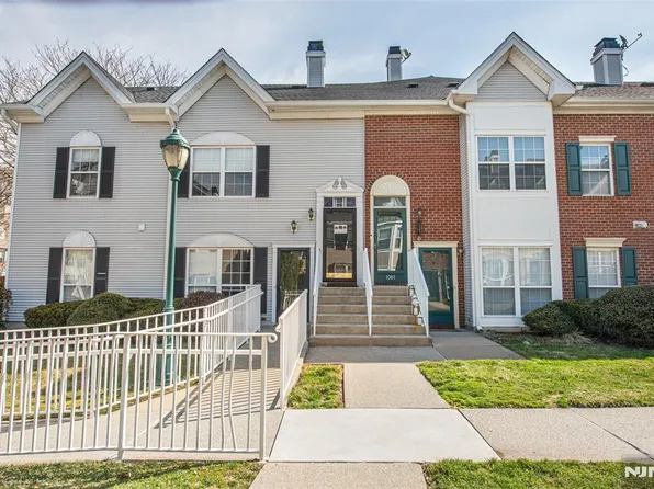 1060 Chedworth Cir, Mahwah, NJ 07430