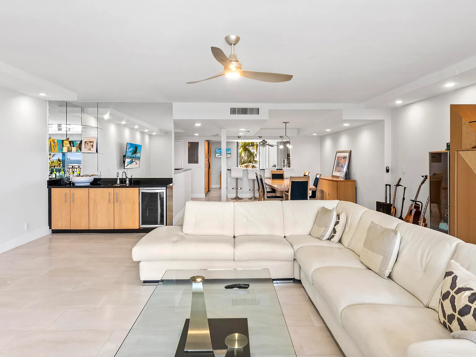 2 bed, 2.5 bath, 2367 sqft, $8,500 — Photo 3