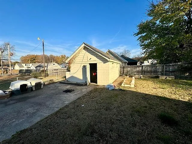 690 McConnell St — Photo 18