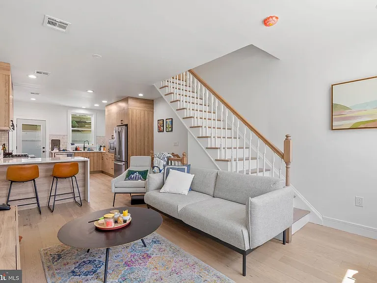 2117 Clymer St — Photo 1
