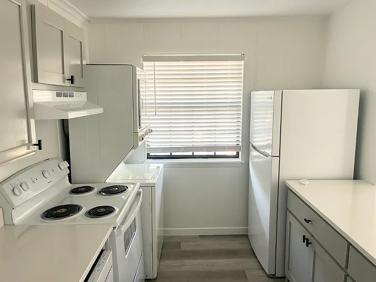 685 N Leverett Ave — Photo 11