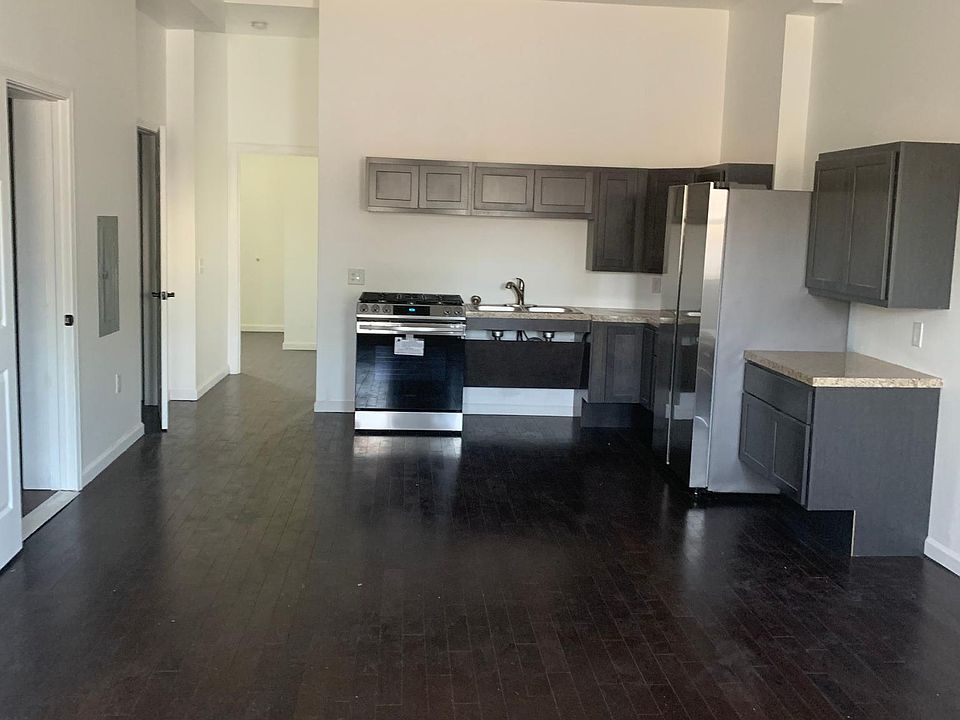 Handicap accessible kitchen with all new stainless steel appliances. Lower cabinets are accessible! High ceilings!