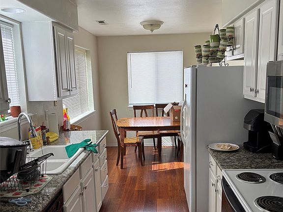 3rd image of 939 N Baker