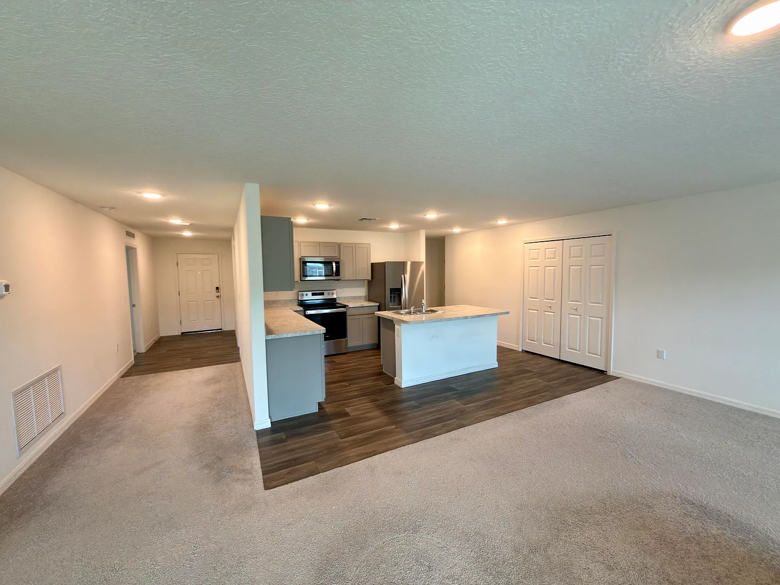 4 bed, 2.0 bath, 2132 sqft, $2,650 — Photo 2
