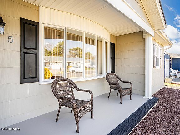 3rd image of 5 Bennington Drive