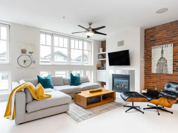 1072 Hamilton St #410, Vancouver, BC V6B 2R9