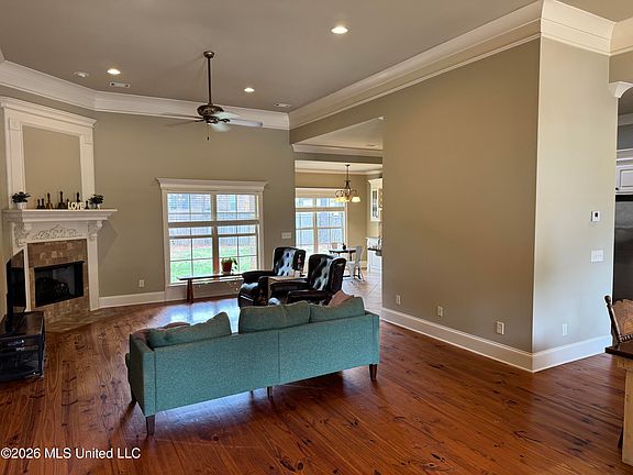 3rd image of 106 Elm Ct