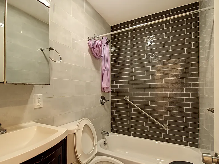 952 Madison St #4 — Photo 6