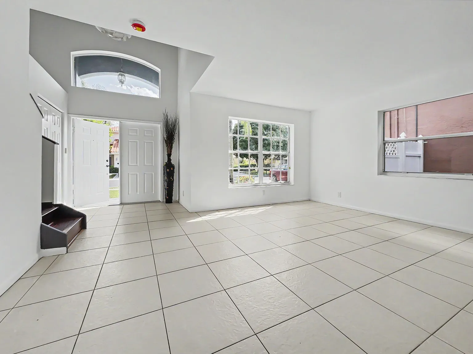 4 bed, 2.5 bath, 2035 sqft, $4,700 — Photo 3