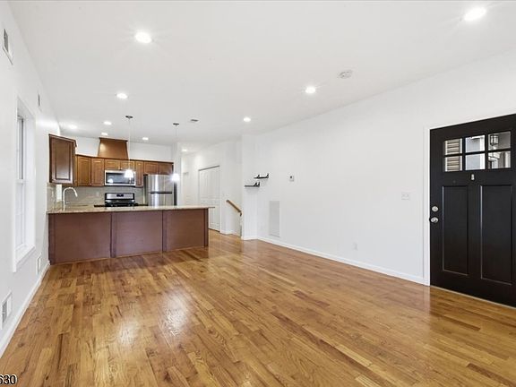 4th image of 28 Davis St