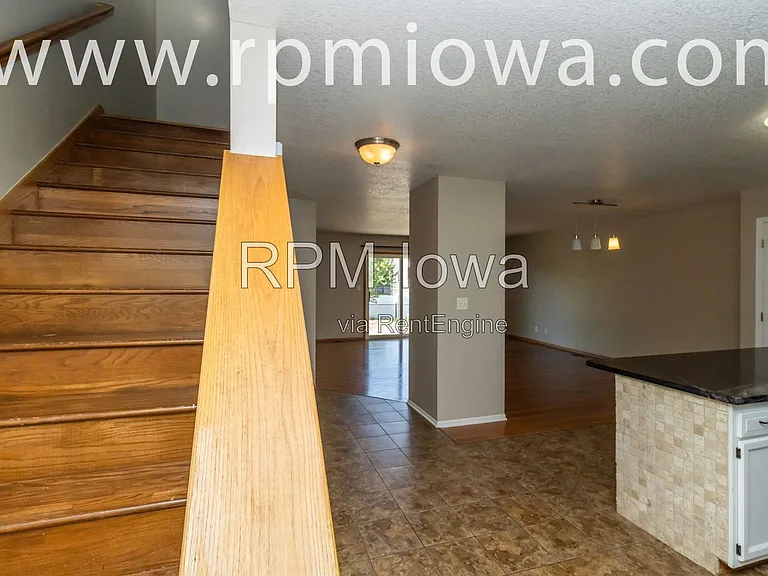 770 SE Harper Dr — Photo 2
