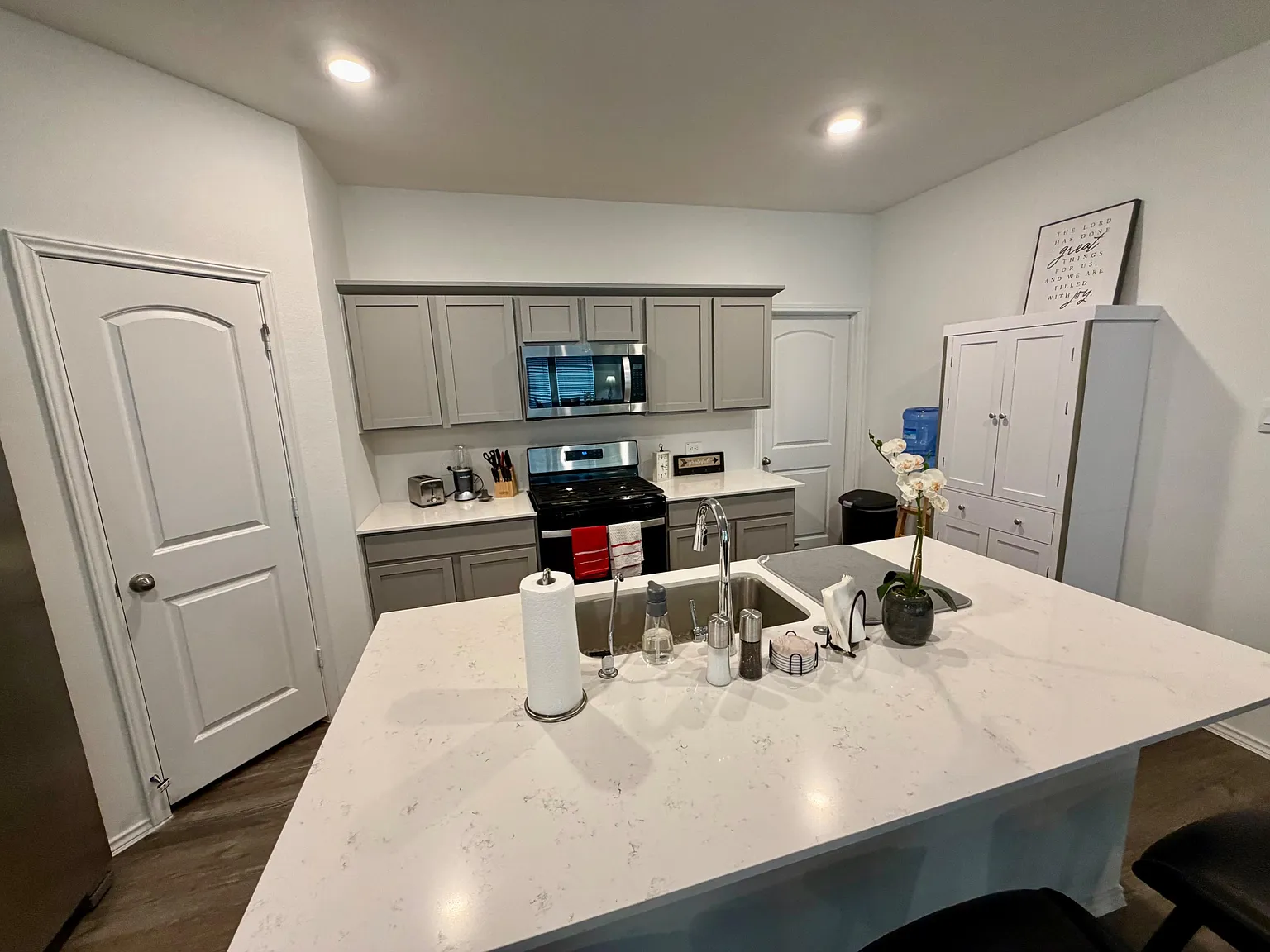 4 bed, 3.0 bath, 2500 sqft, $888 — Photo 4