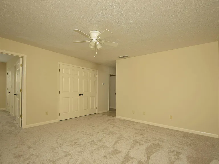 105 Oakmont Ln — Photo 3