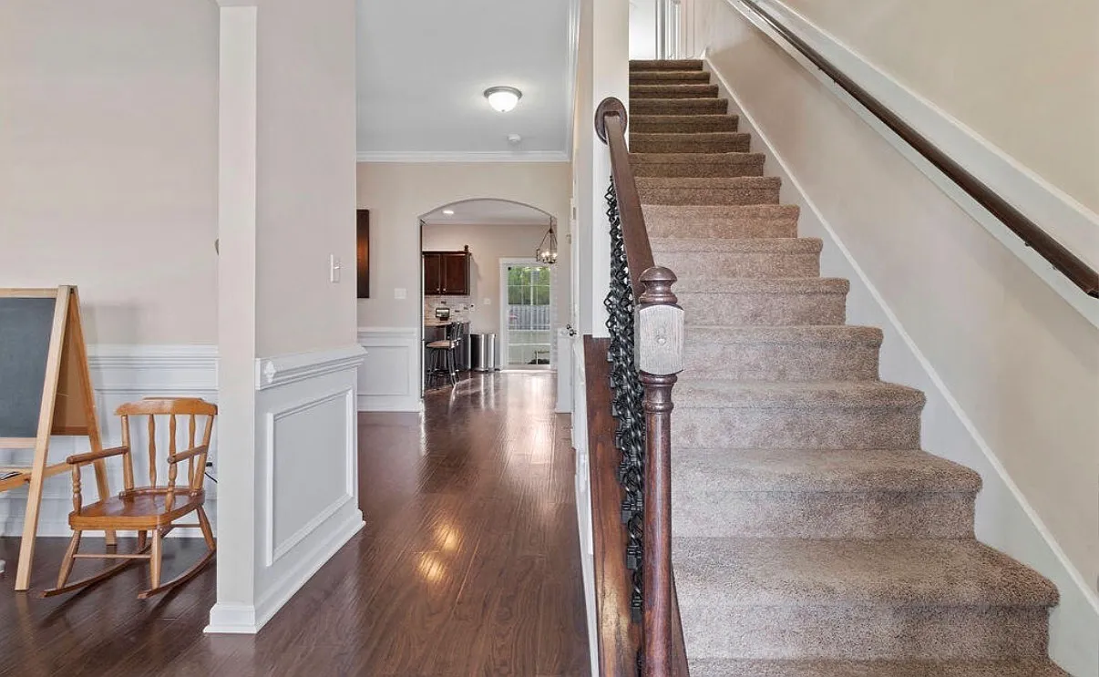 4 bed, 2405 sqft, $2,495 — Photo 3