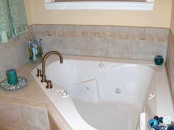Spa bathtub in master bath