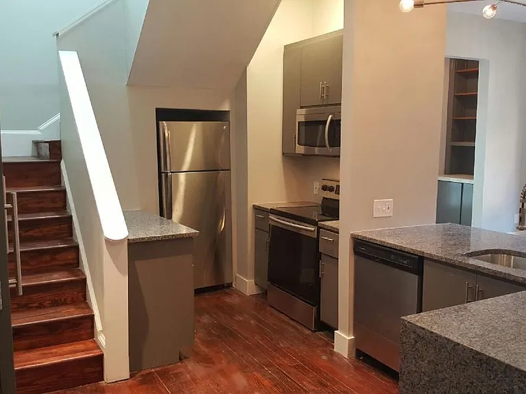 317 4th St NE #C — Photo 1