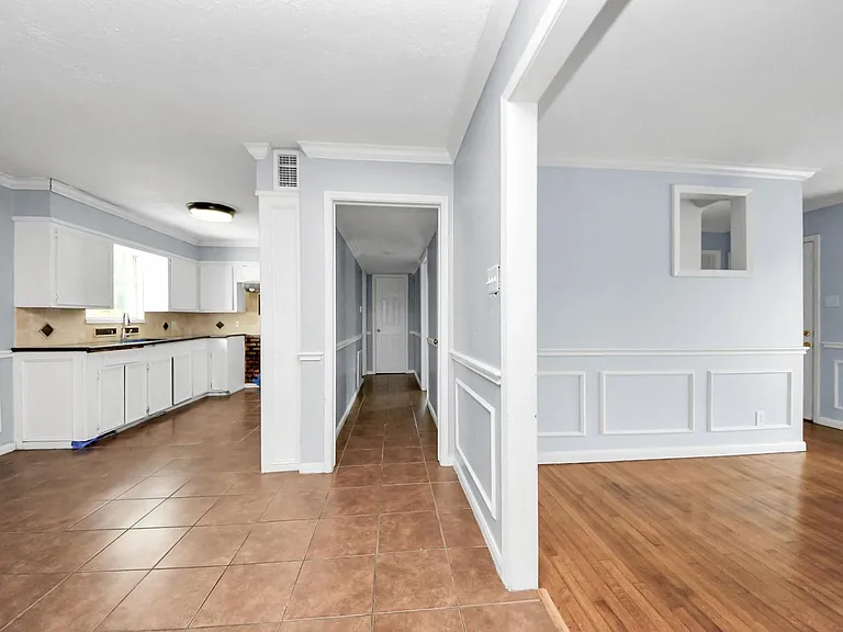 2513 Leslie St — Photo 11