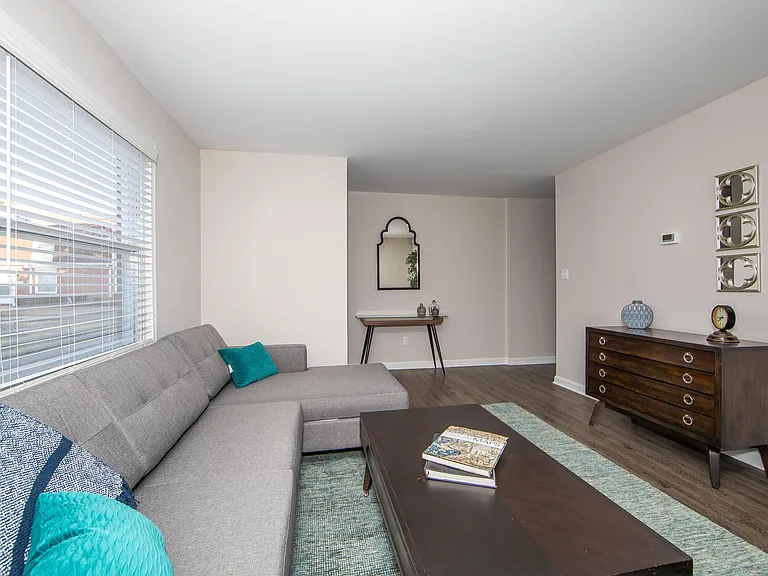 14 Queensbury Way — Photo 7
