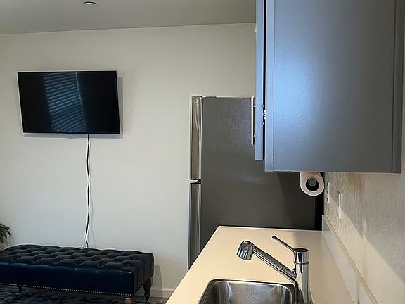 4th image of 624 Suzanne Dr #2
