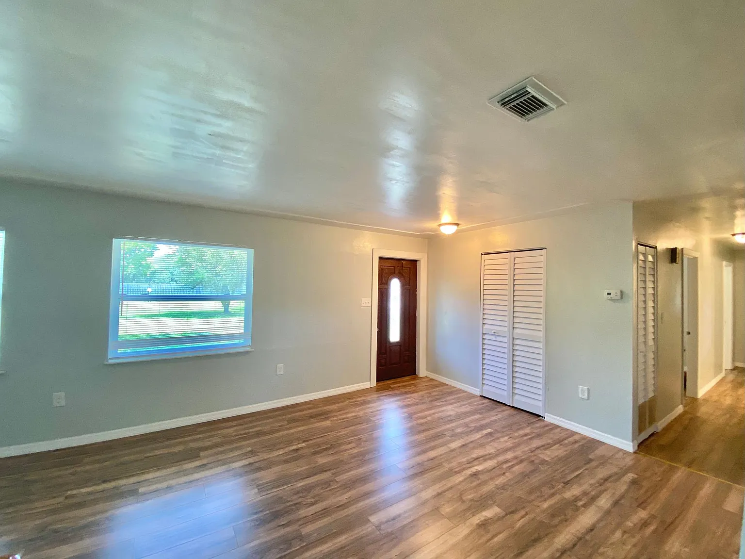 3 bed, 1.5 bath, 1200 sqft, $1,900 — Photo 4