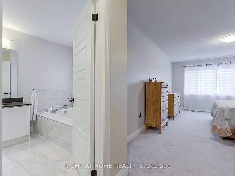 70 Westlake Cres — Photo 16
