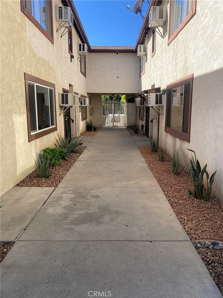 2 bed, 800 sqft, $2,000 — Photo 1