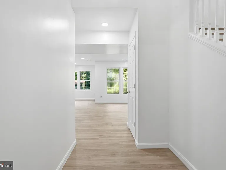 104 Hazel Dr — Photo 4